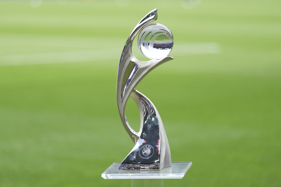 Um diesen Pokal geht es heute im Finale der Frauen-EM 2025.