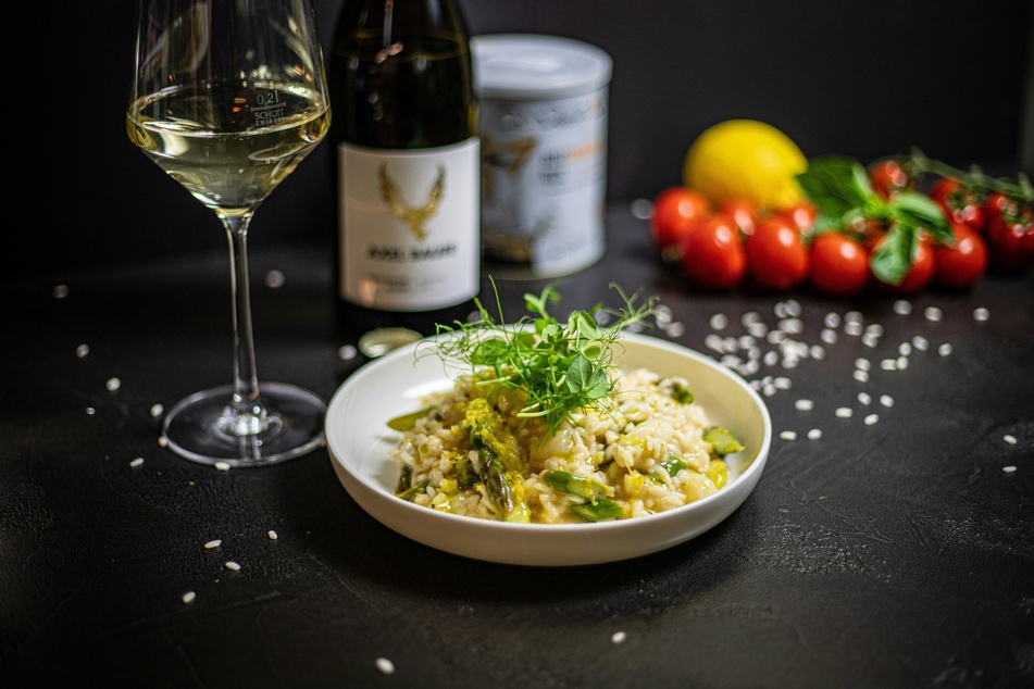 Spargelrisotto wird durch die Zugabe von Spargelwasser besonders aromatisch im Geschmack.