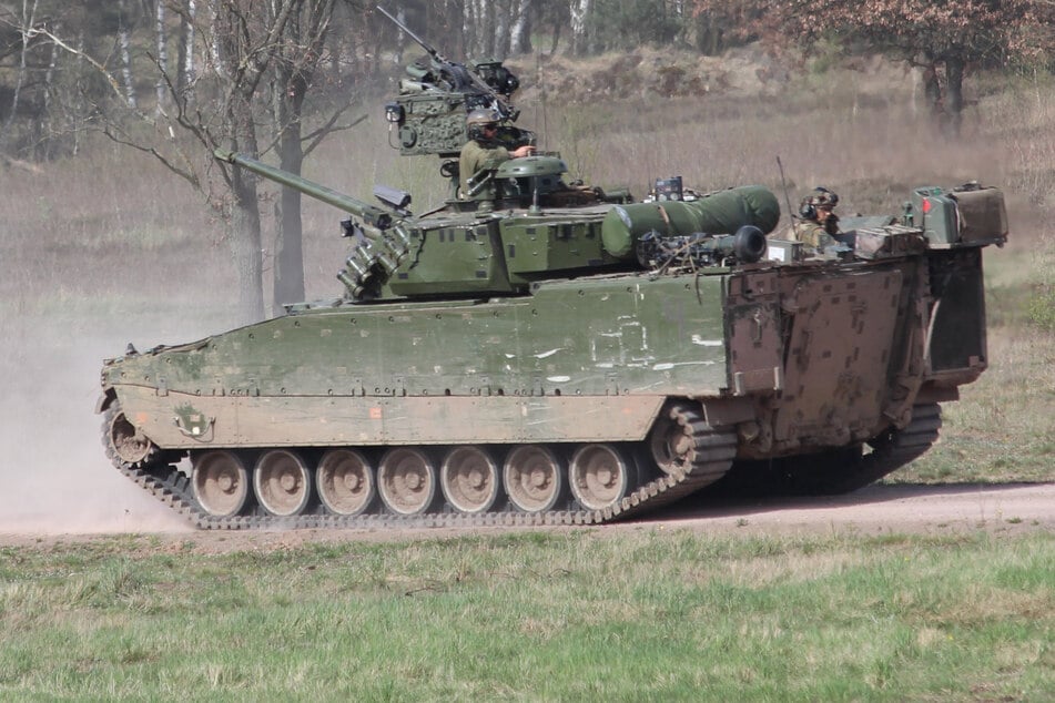Zu gefährlich für den zivilen Straßenverkehr: Ende April fahren mehrere Panzer über die Heidestraße in der Colbitz-Letzlinger-Heide. (Archivbild)