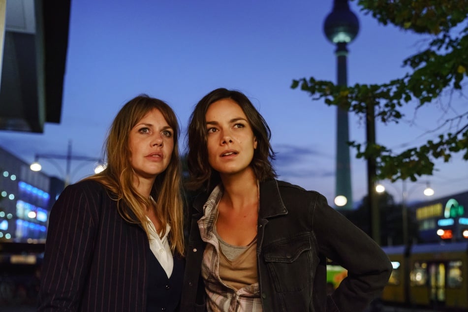 An der Seite von Felicitas Woll (40, l.) ist Janina Uhse (30) im neuen Film "Berlin, Berlin" zu sehen.