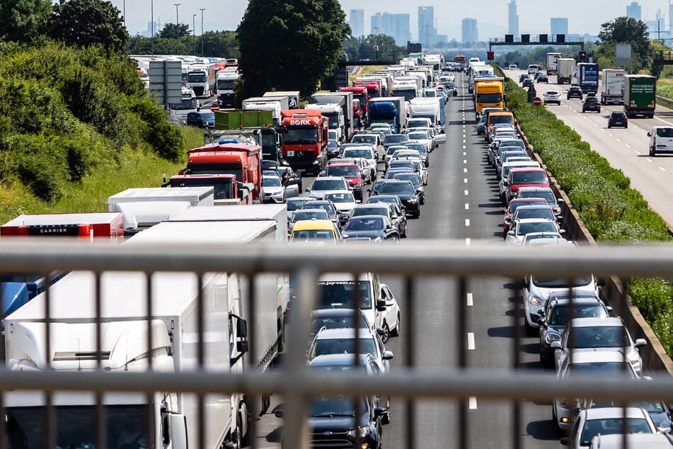In der Folge bildete sich ein langer Stau auf der A5 in Fahrtrichtung Norden.