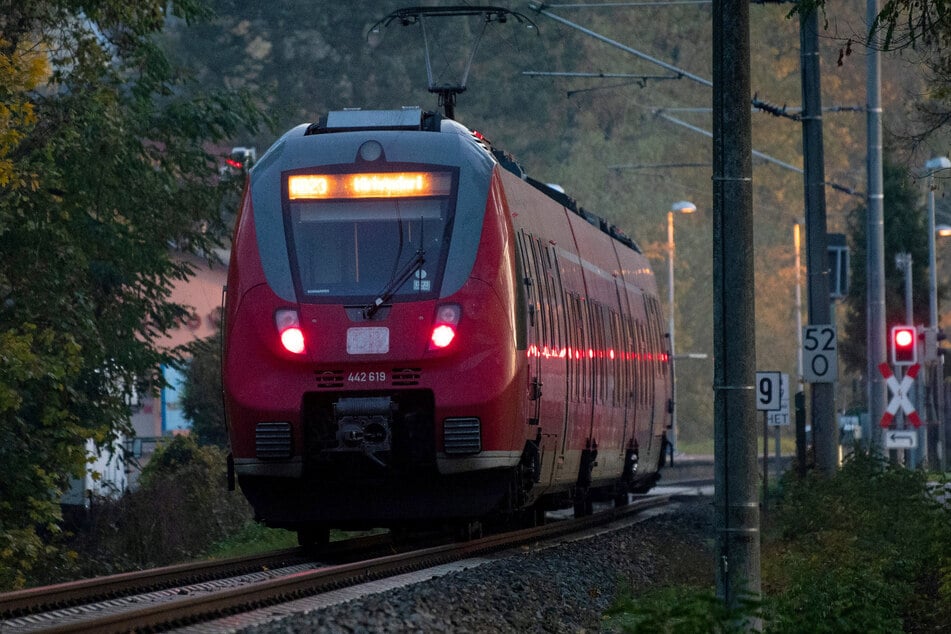 Nach der brutalen Attacke in der Regionalbahn fahndet die Polizei nach dem Täter.