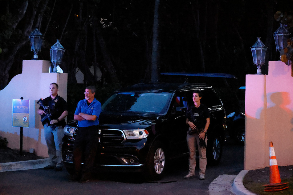 Bewaffnete Secret-Service-Agenten stehen am 8. August vor einem Eingang zum Mar-a-Lago-Anwesen des ehemaligen US-Präsidenten Trump.