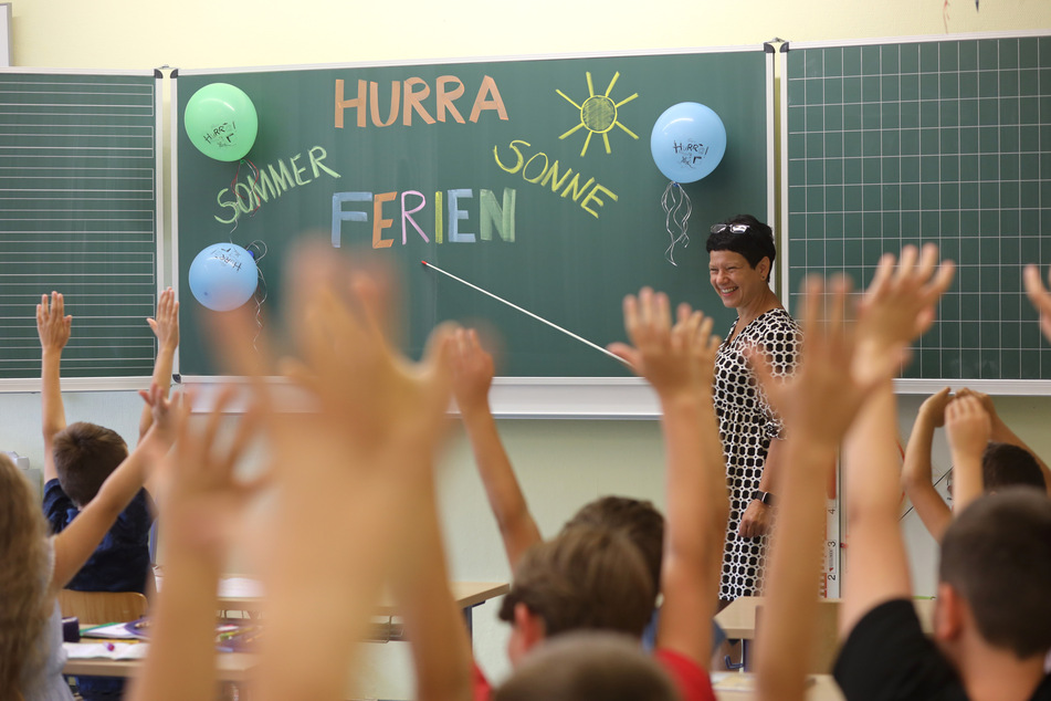 "Hurra Ferien" steht an einer Tafel in der zweiten Klasse einer Grundschule.