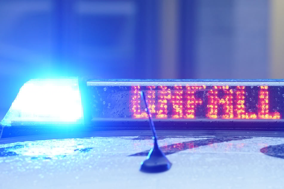 Auto rast gegen Baum - Fahrer stirbt noch am Unfallort