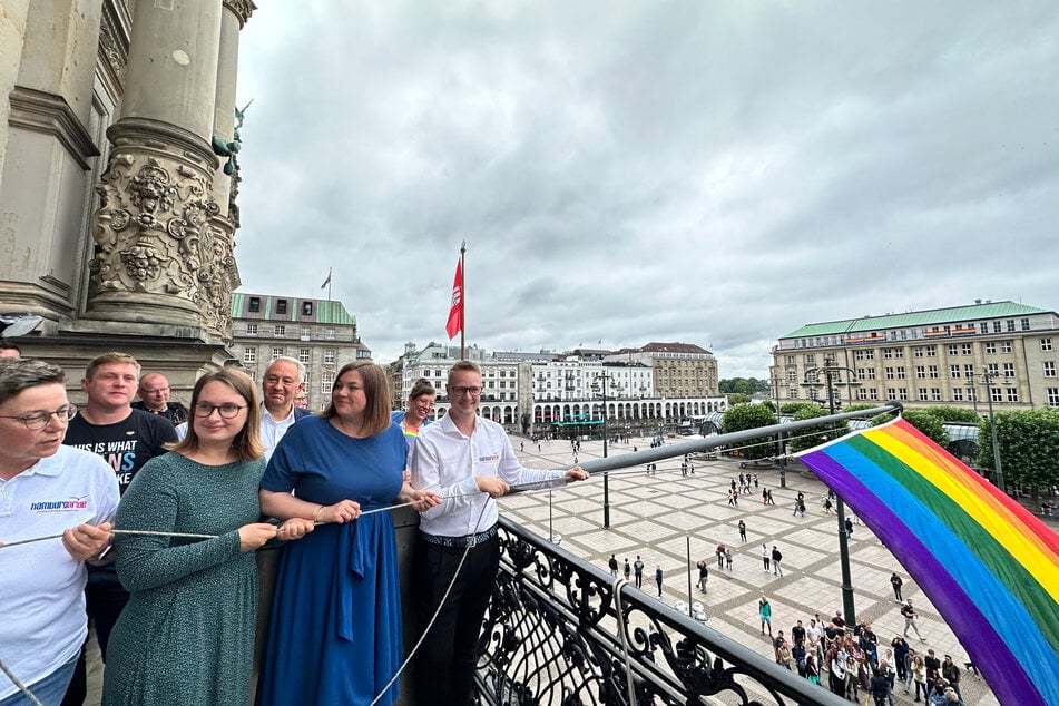 Von links nach rechts: Nicole Schaening (Co-Vorsitzende Hamburg Pride), Mareike Engels, Erste Vizepräsidentin der Hamburgischen Bürgerschaft (Grüne), Katharina Fegebank, zweite Bürgermeisterin und Gleichstellungssenatorin (Grüne) und Christoph Kahrmann, ebenfalls Co-Vorsitzender der Hamburg Pride hissten gemeinsam die Regenbogenflagge am Hamburger Rathaus.