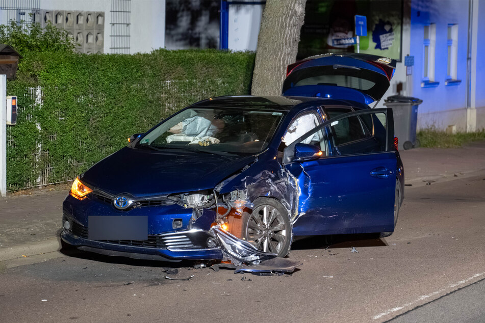 Der Toyota wurde stark beschädigt und der Airbag im Fahrzeug bei dem Crash ausgelöst.