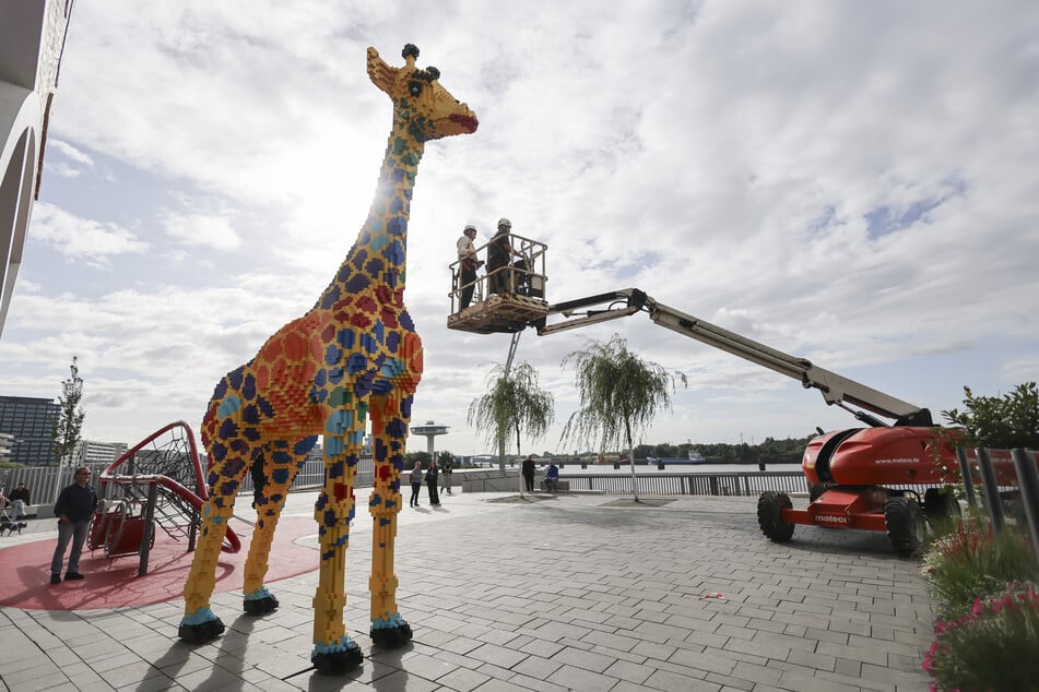 Die LEGO-Giraffe steht vor dem Westfield Hamburg-Überseequartier.