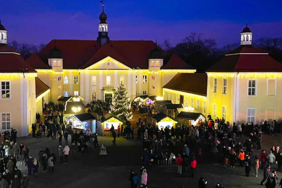 Unsere Empfehlung: Geht hungrig zum Weihnachtsmarkt auf Schloss Hohenprießnitz, denn hier gibt's etwas für jeden Geschmack.