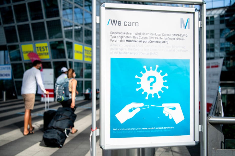 Ein Schild weist am Münchner Flughafen auf die Möglichkeit zur Durchführung von kostenlosen Corona-Tests hin.