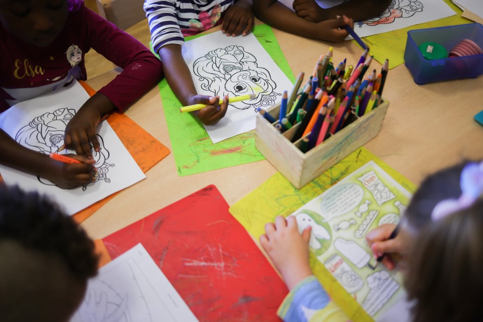 Kinder in Hamburg werden immer häufiger von nichtausgebildeten Pädagogen betreut. (Archivbild)