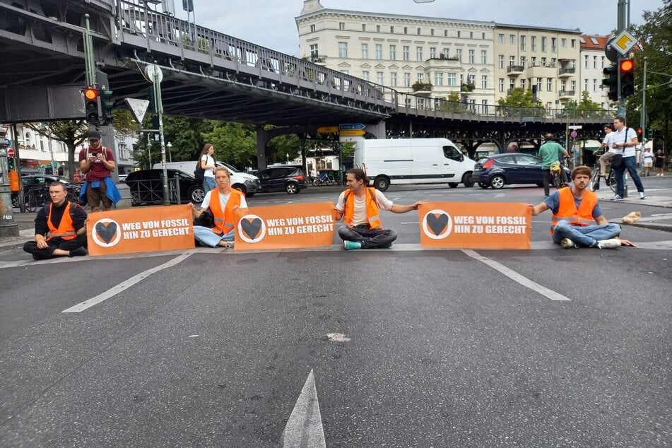 Die Blockade dauerte nach Angaben der Klimaschützer rund 45 Minuten.