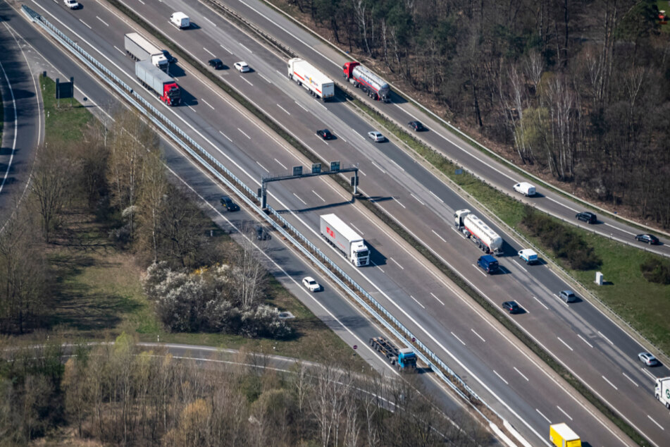 Der 66-Jährige soll mehrfach über eine Autobahn gelaufen sein (Symbolbild).