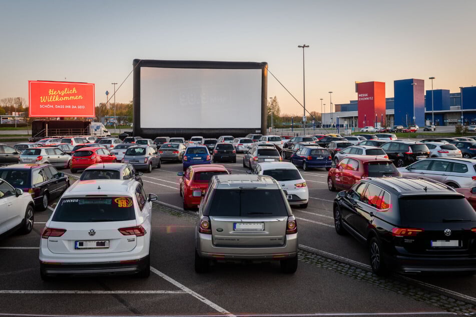 Voller Parkplatz bei der Premiere: So sah der Autokino-Auftakt am 22. April 2020 aus.