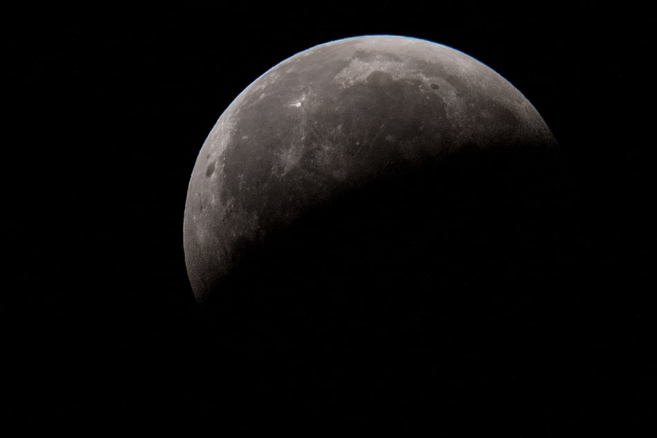 Am besten lässt sich der Mond an einem dunklen Platz mit freier Sicht nach Osten beobachten.