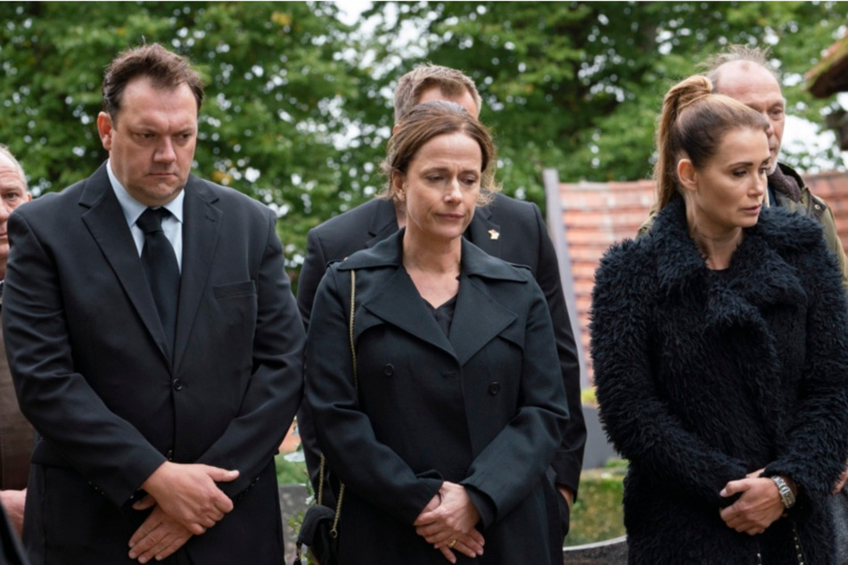 Unter anderem Charly Hübner (v.l.n.r.), Claudia Michelsen und Anja Kling liefern in "Das Begräbnis" schauspielerische Spitzenleistungen.