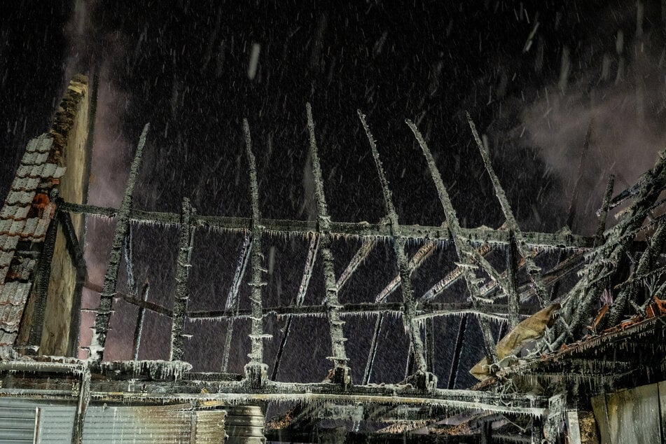 Nachdem die Flammen gelöscht waren, überzog ein Eispanzer das Gerippe der Ruine.