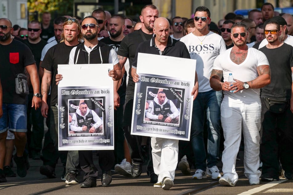 Nach den tödlichen Schüssen auf ihren Club-Bruder Veysel A. (†27) zogen die Rocker der United Tribuns in einem Trauermarsch durch den Eisenbahnstraßen-Kiez.