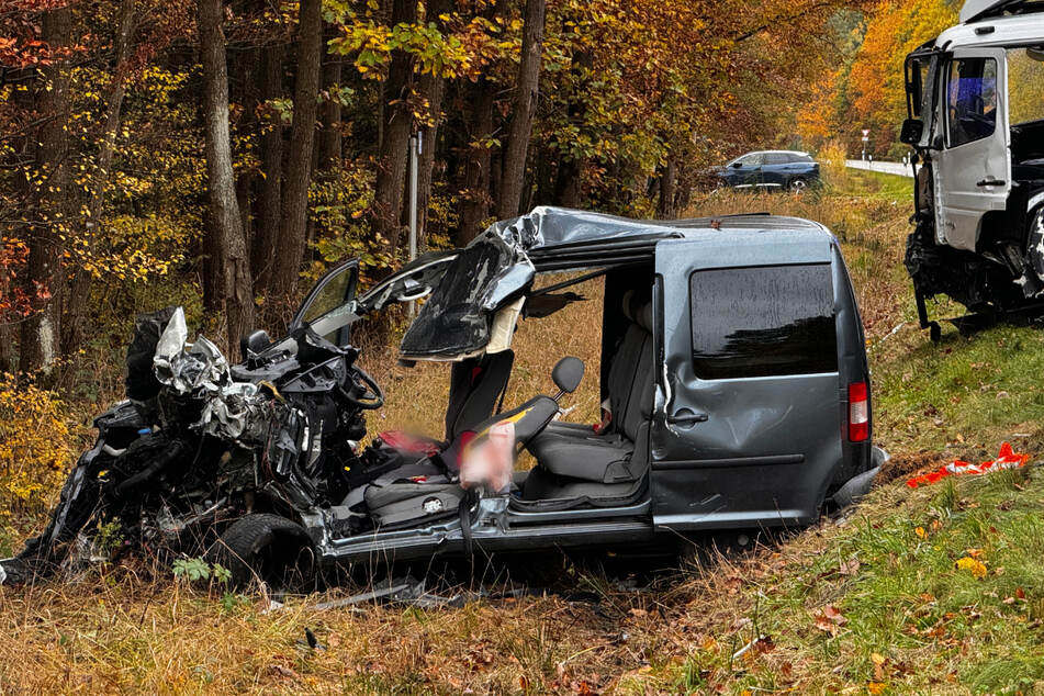 Für die Fahrerin des VW Caddy kam nach dem Zusammenstoß am Donnerstagmorgen jede Hilfe der Retter zu spät.