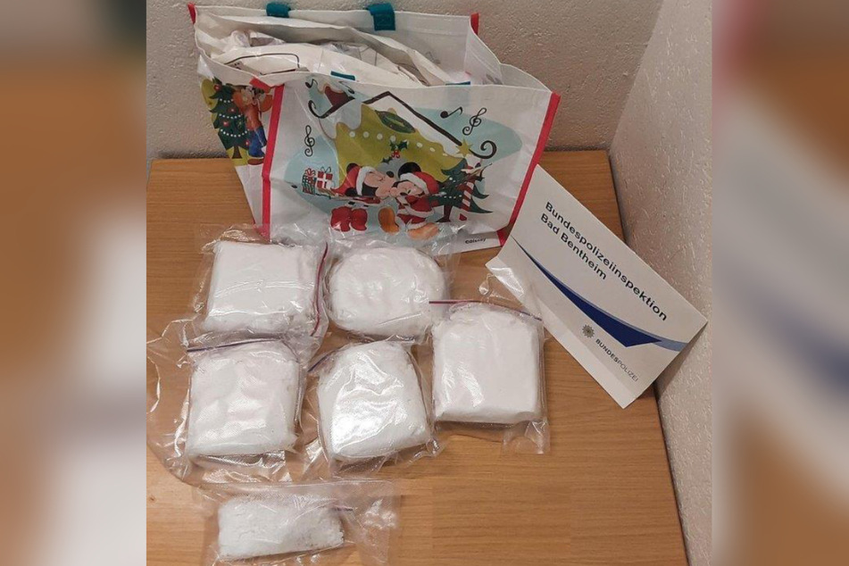 Die Beamten entdeckten sechs durchsichtige Tütchen mit insgesamt rund 5 Kilogramm Amphetamin.