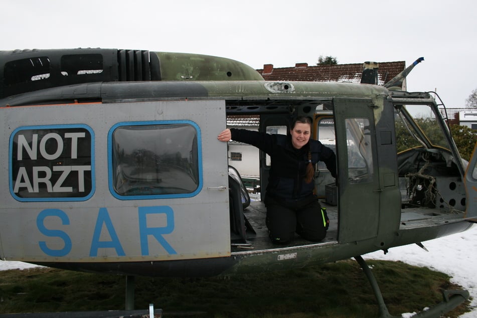 Merle Sofie Lorenzen arbeitet an ihrem Helikopter. Sie bastelt im Garten ihrer Schwiegereltern.