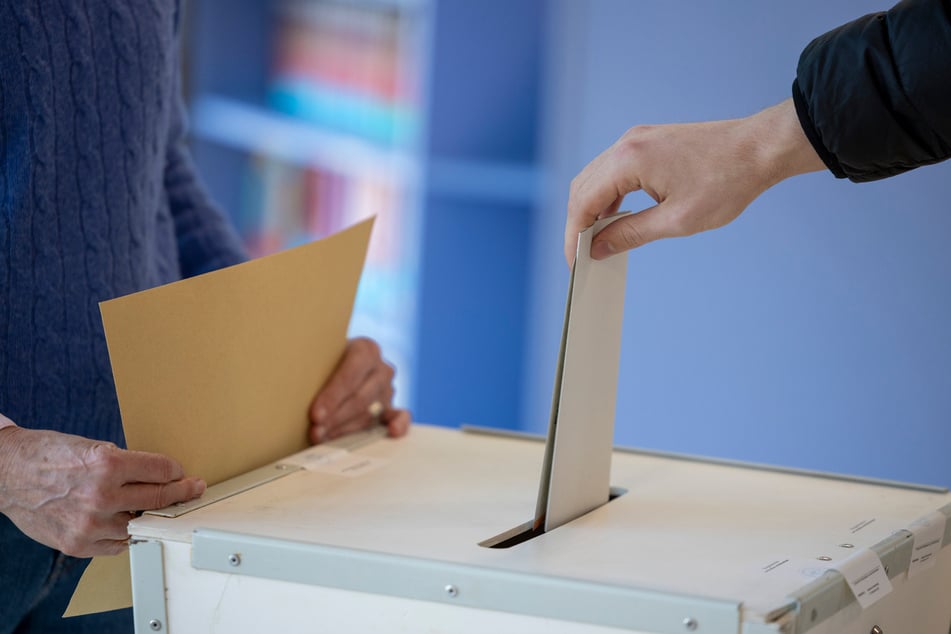 Ein unbekannter Mann bedrohte die 32-jährige Frau nach ihrem Wahlgang in unmittelbarer Nähe zum Wahllokal mit einem Messer. (Symbolfoto)