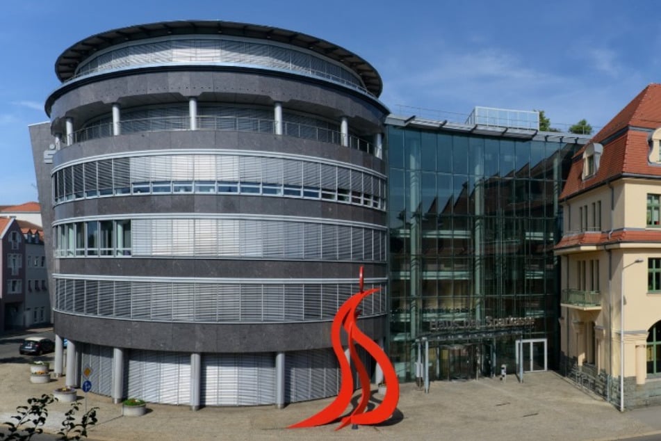 Die Geschäftsstelle Haus der Sparkasse an der Crimmitschauer Straße in Zwickau.