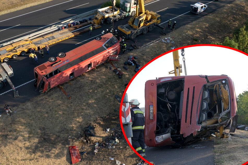 Reisebus stürzt in Straßengraben: Zwölf Menschen sterben, Fahrer festgenommen