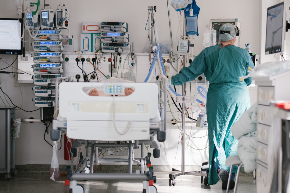 Eine Intensivpflegerin versorgt auf der Intensivstation am Klinikum Braunschweig einen an Covid-19 erkrankten Patienten.
