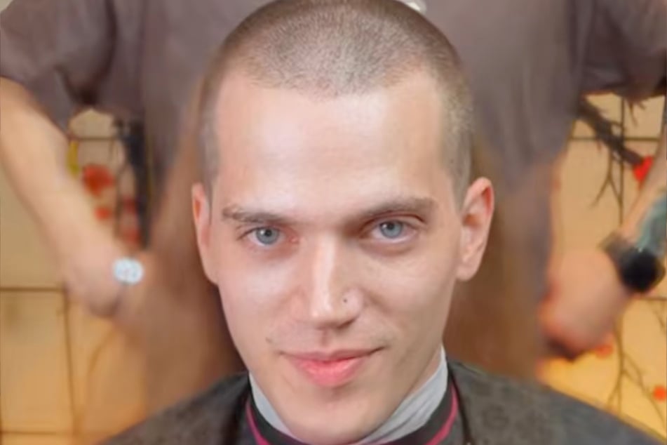 Achtung, fake: Vor seinem eigentlichen Umstyling präsentiert Nguyen seinem Gast einen KI-Kurzhaarschnitt.