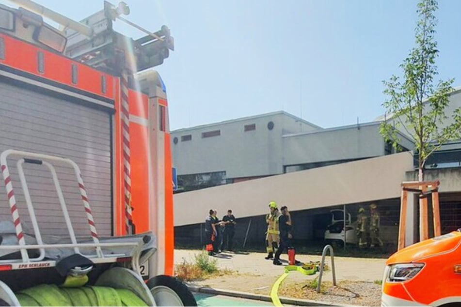 Der Wagen musste von der Feuerwehr geborgen werden.