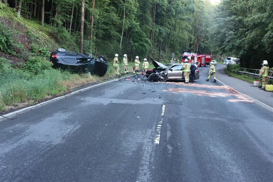 Ein Autofahrer (28) war am Mittwochmorgen in Wiehl in den Gegenverkehr geraten und frontal mit dem Wagen eines 41-Jährigen zusammengeprallt.