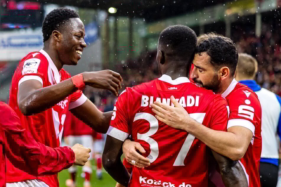 Erleichterung bei Tolcay Cigerci (r.): Nach seinem Hattrick machte Joker Merveille Biankadi (Nr. 37) den Deckel drauf.