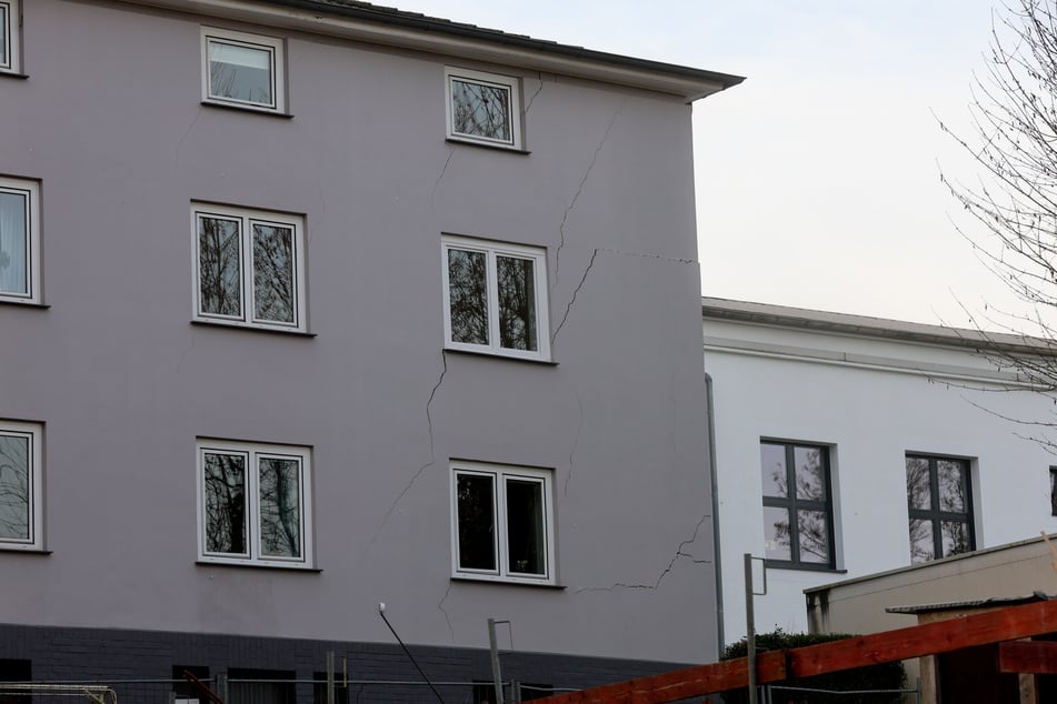 Am einsturzgefährdeten Wuppertaler Wohnhaus sind Risse an der Fassade sichtbar.