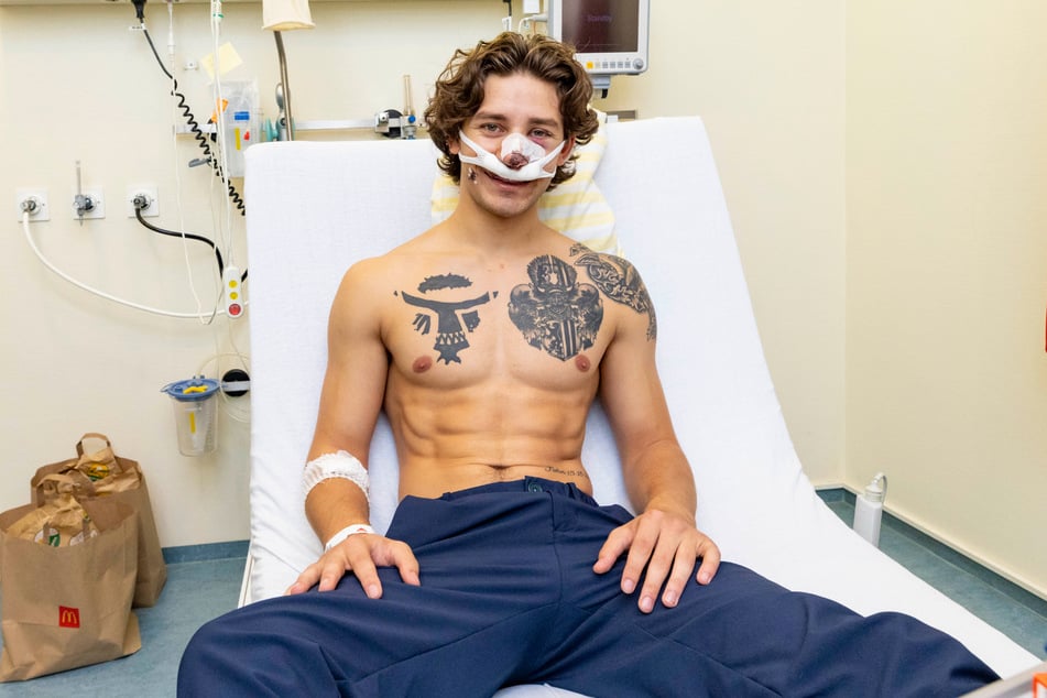John Rudat (20) kurz nach der OP. TAG24 besuchte ihn am Krankenbett.