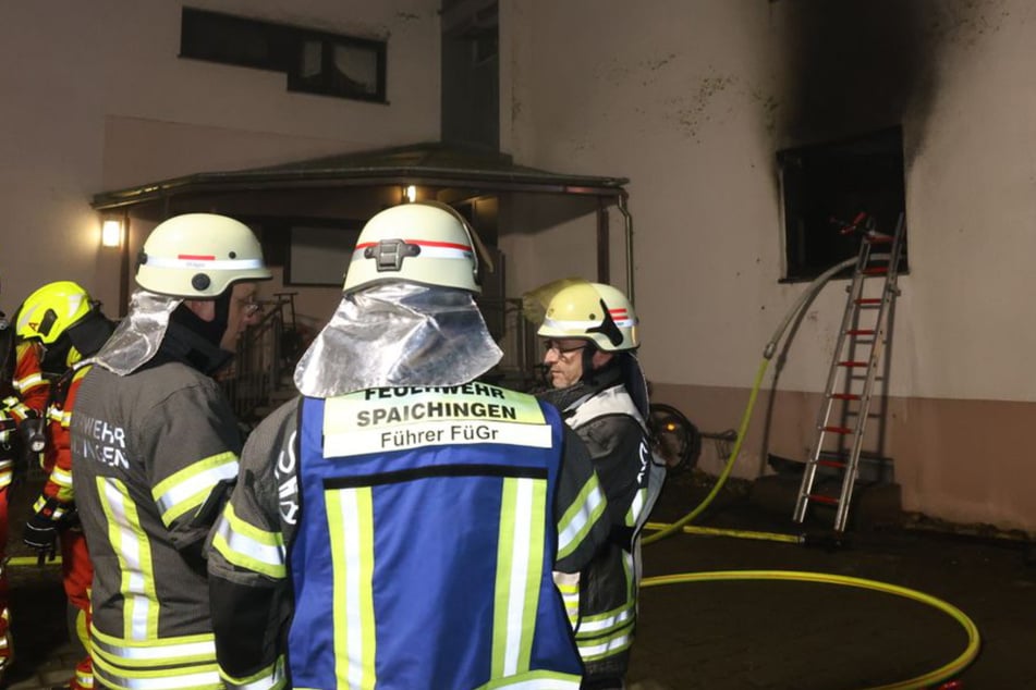 Dramatische Rettungsaktion: Zwei Kinder bei Wohnungsbrand schwer verletzt