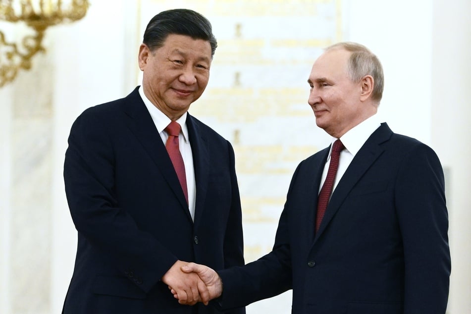 Russlands Präsident Wladimir Putin (r.) sicherte einem chinesischen Amtskollegen Xi Jinping (l.) eine verlässliche Energieversorgung zu.