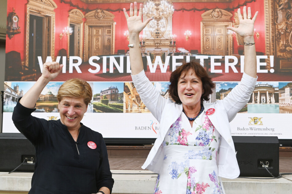 Baden-Baden am heutigen Samstag: OB Margret Mergen (r, CDU) und Landesentwicklungsministerin Nicole Razavi (CDU) freuen sich über die Entscheidung des Unesco-Welterbekomitees.