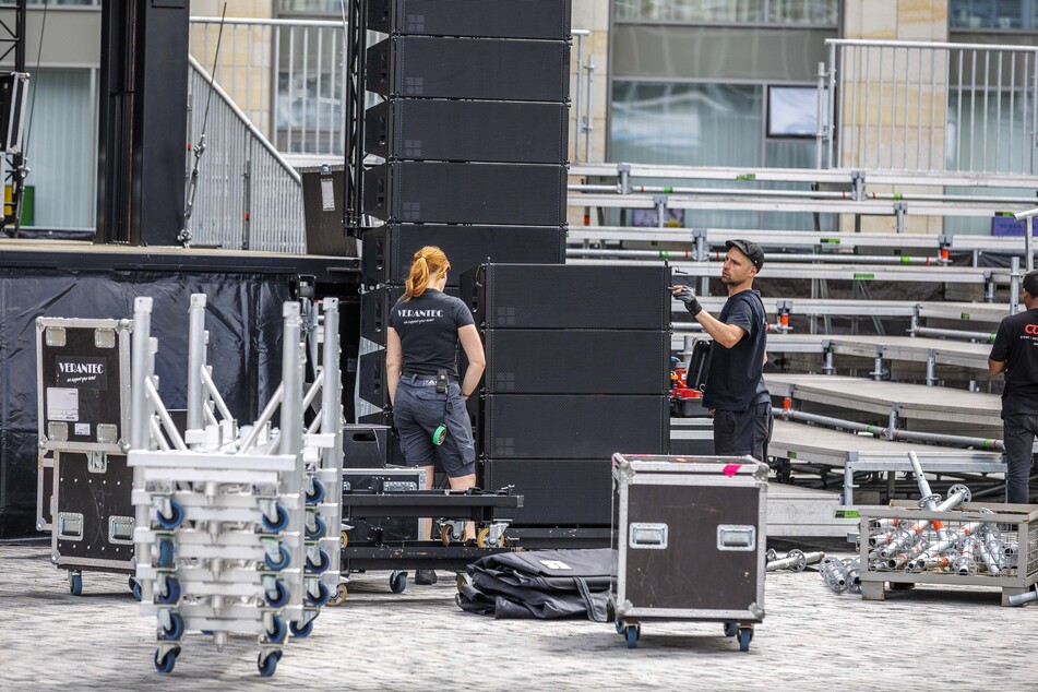 Das gesamte Bühnenbild samt den Amphitheater-ähnlichen Tribünen für die VIPs ist rund 40 Meter lang und knapp 35 bis 40 Meter hoch.