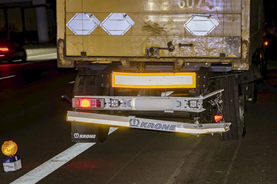 Die Beschädigungen an dem Lastwagen zeigen, dass der Mercedes-Lenker in das Heck sowie die rechte Seite des Brummi gekracht sein muss.