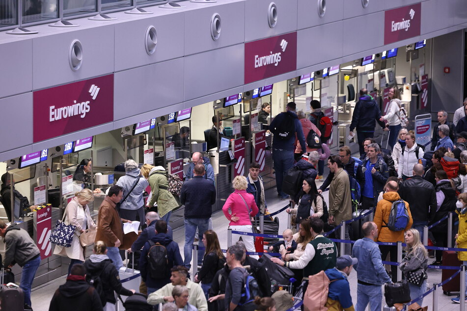 Warnstreiks an Flughäfen - Zehntausende Reisende müssen umplanen