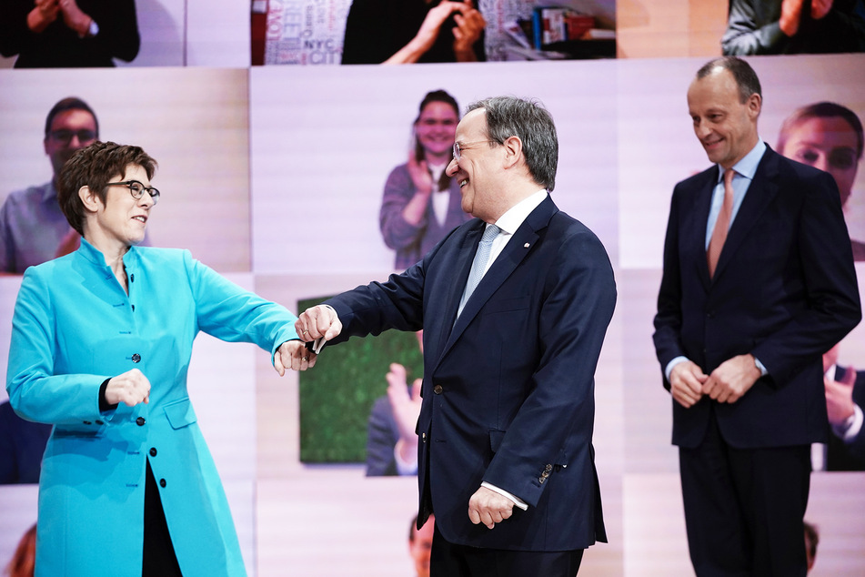 Der neue Parteivorsitzende Armin Laschet (M.) nimmt die Glückwünsche seiner Vorgängerin Annegret Kramp-Karrenbauer entgegen. Rechts der unterlegene Kandidat Friedrich Merz.