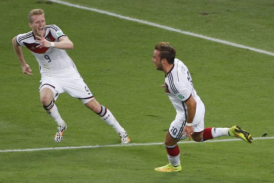 In der 113. Minute des Endspiels gegen Argentinien besorgten André Schürrle (32, l.) und Mario Götze (30) den goldenen Treffer zum WM-Triumph.