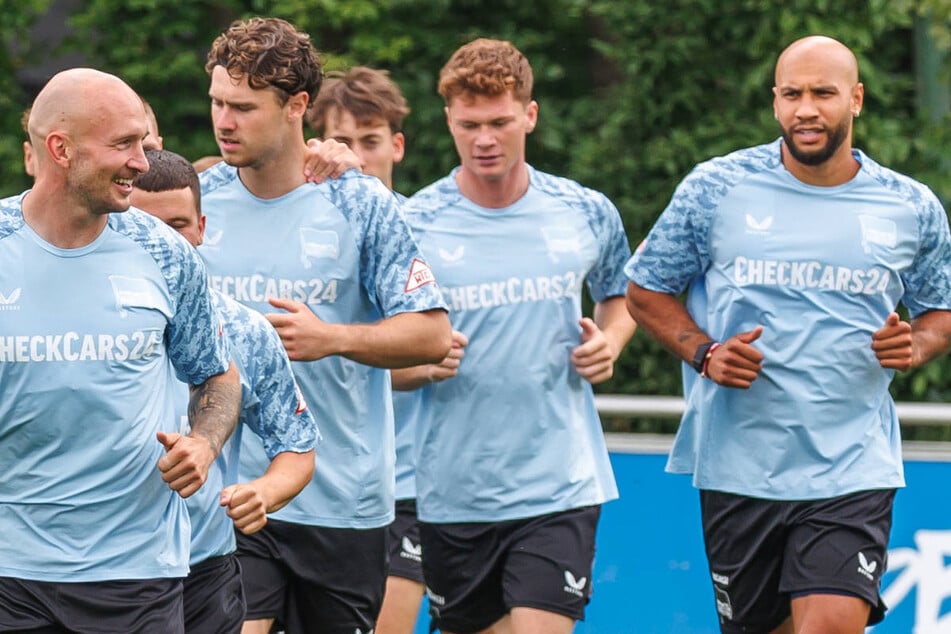 Hertha-Pechvogel John Anthony Brooks (32, r.) hat sich im Testspiel gegen den BFC Dynamo schon wieder verletzt.