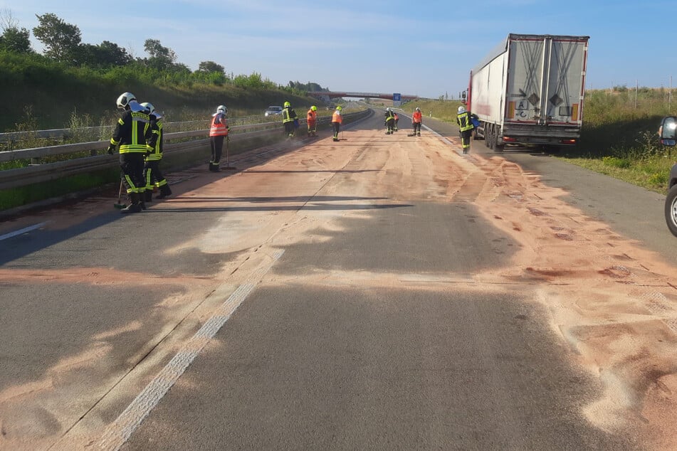 Die Feuerwehr kümmert sich um den ausgelaufenen Kraftstoff auf der A71.