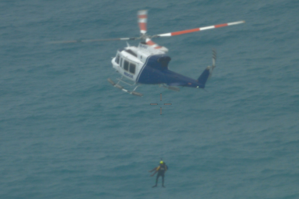 Die australische Behörde für Seeverkehrssicherheit unterstütze die Wasserpolizei unter anderem mit einem Hubschrauber.