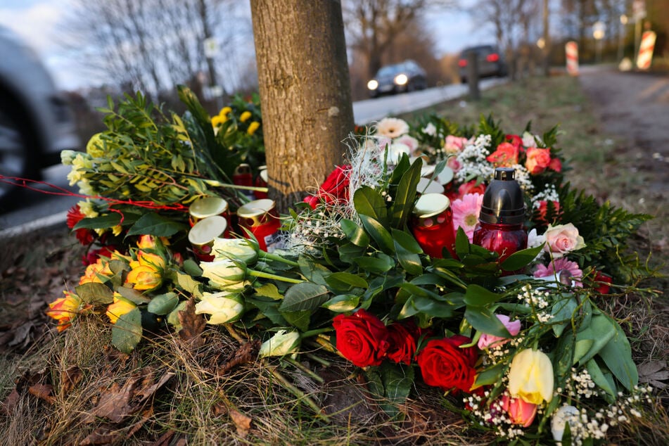 Mit Blumen und Kerzen drücken Menschen an der Unfallstelle ihre Anteilnahme aus.