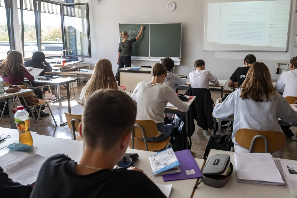 Baden-Württemberg, Karlsruhe: In einer Schule Karlsruhe findet bei geöffnetem Fenster eine Unterrichtsstunde statt.