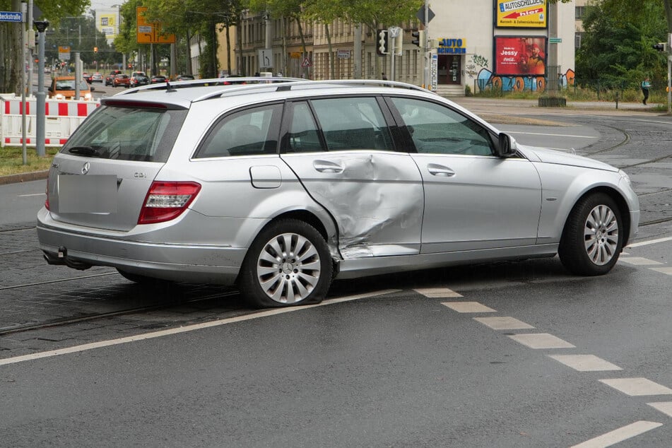 Der Mercedes wurde bei dem Crash an der Seite beschädigt.
