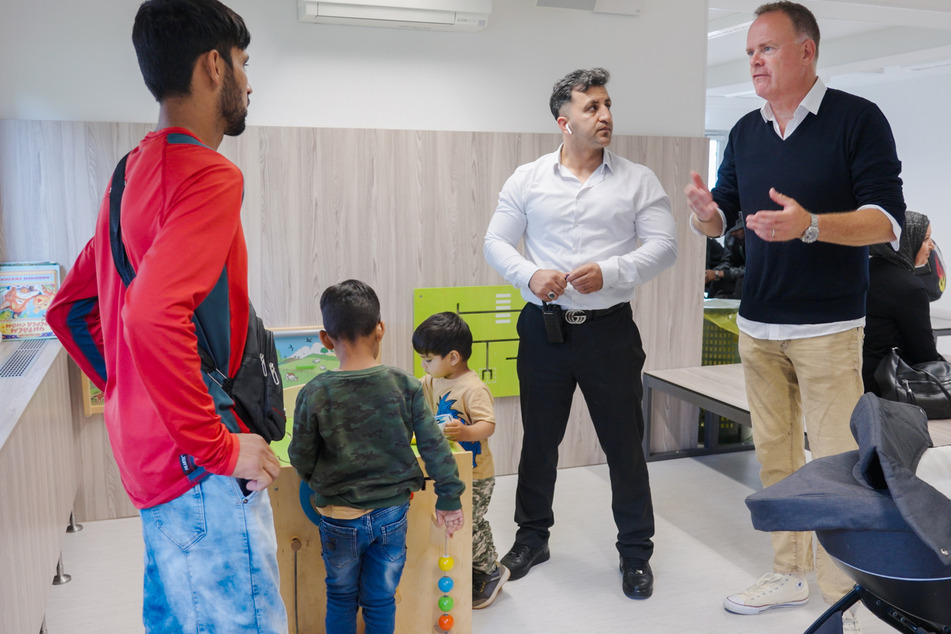 Nashir Ahmad S. (l.) hofft mit seinen Kindern auf einen positiven Asylbescheid.